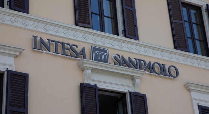 Insegna e logo Intesa Sanpaolo su parete facciata edificio